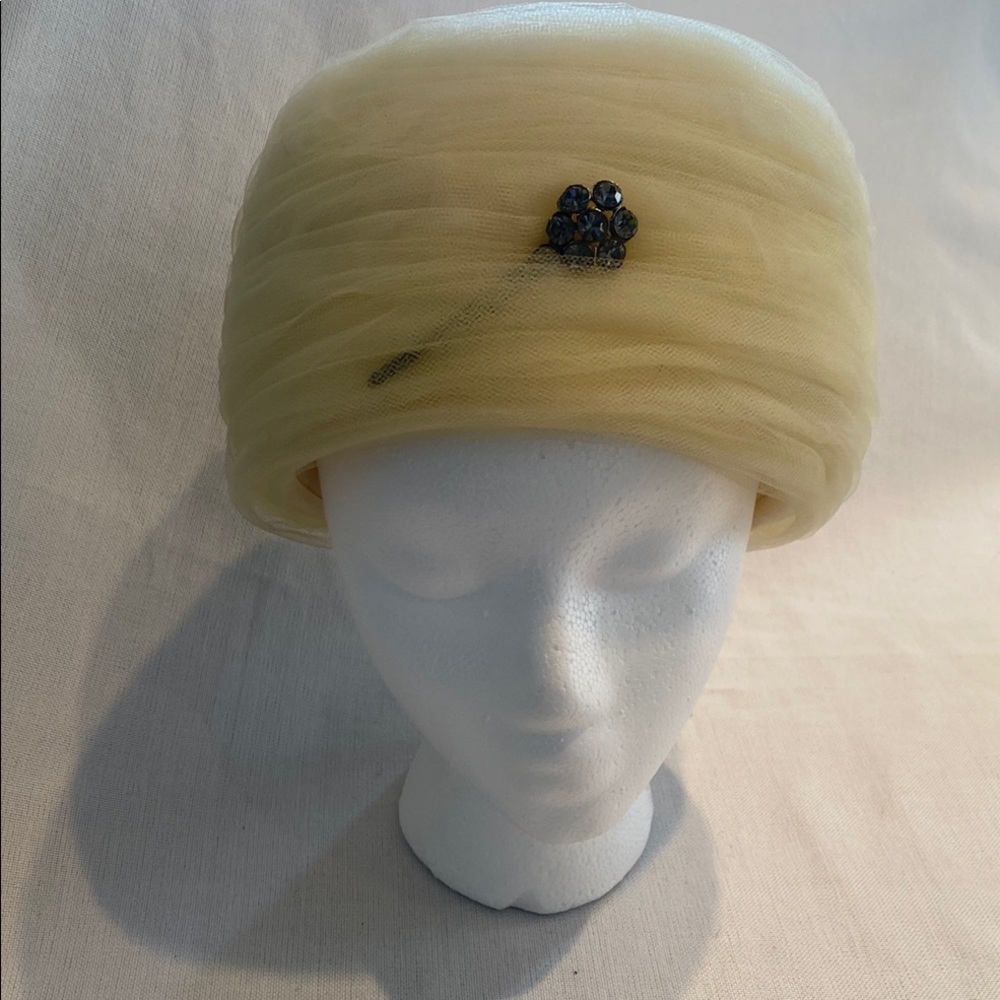 Elegant VTG Ellen Faith — Paris Cream Women's 50s Turban Hat with Jewel Accent